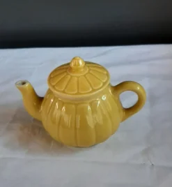 Théière jaune