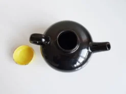 Théière noir et jaune années 1960