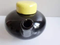 Théière noir et jaune années 1960
