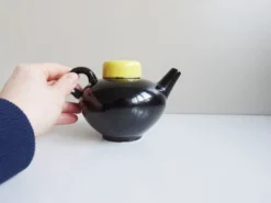 Théière noir et jaune années 1960