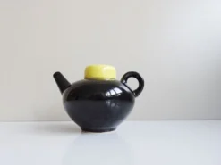Théière noir et jaune années 1960