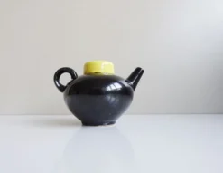 Théière noir et jaune années 1960