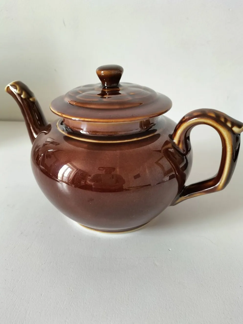 Théière vintage en faïence brune émaillée, décor sculptural mid-century