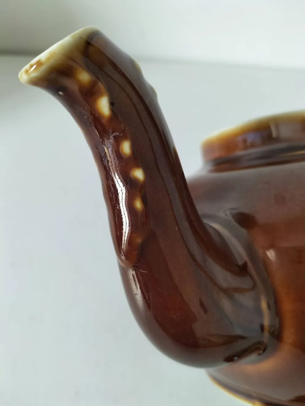 Théière vintage en faïence brune émaillée, décor sculptural mid-century