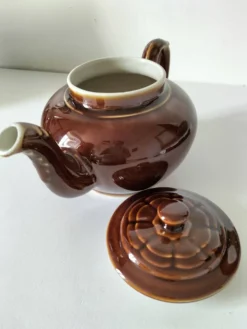 Théière vintage en faïence brune émaillée, décor sculptural mid-century