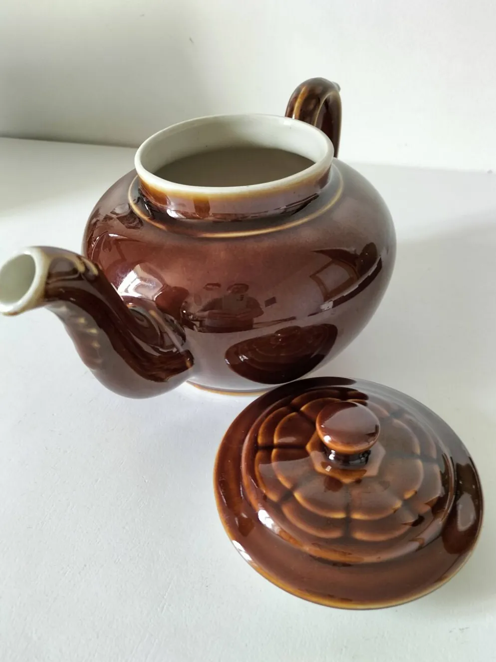 Théière vintage en faïence brune émaillée, décor sculptural mid-century