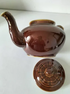 Théière vintage en faïence brune émaillée, décor sculptural mid-century