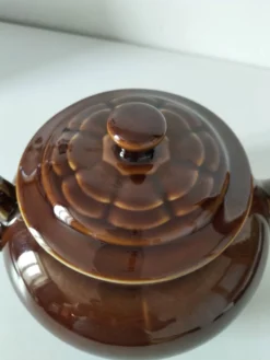 Théière vintage en faïence brune émaillée, décor sculptural mid-century