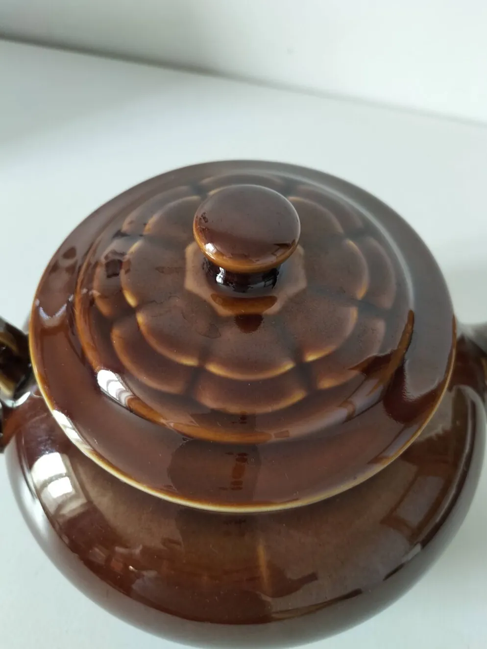 Théière vintage en faïence brune émaillée, décor sculptural mid-century