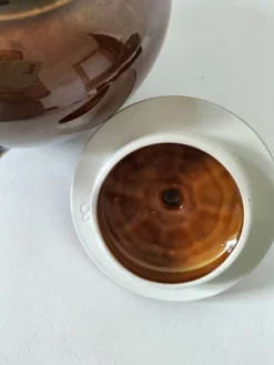 Théière vintage en faïence brune émaillée, décor sculptural mid-century