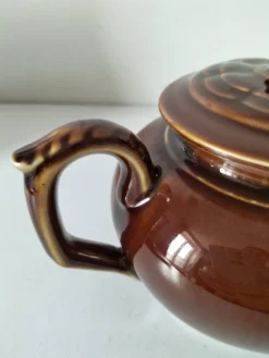 Théière vintage en faïence brune émaillée, décor sculptural mid-century