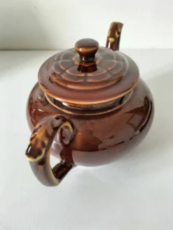 Théière vintage en faïence brune émaillée, décor sculptural mid-century