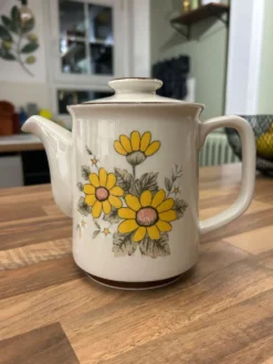 Théière vintage en grès à fleurs jaunes et blanches – années 60/70
