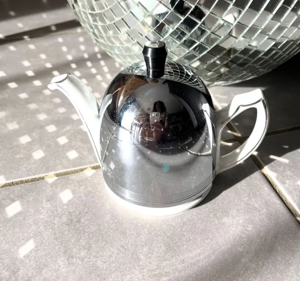 Théière vintage en porcelaine