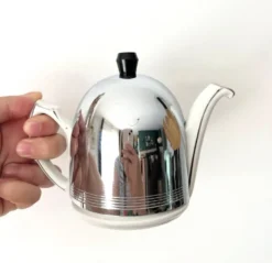Théière vintage en porcelaine