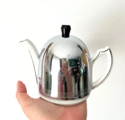 Théière vintage en porcelaine