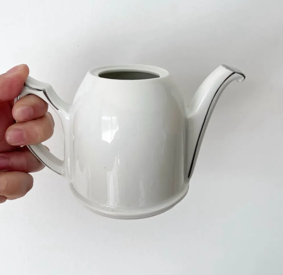 Théière vintage en porcelaine