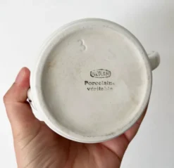 Théière vintage en porcelaine
