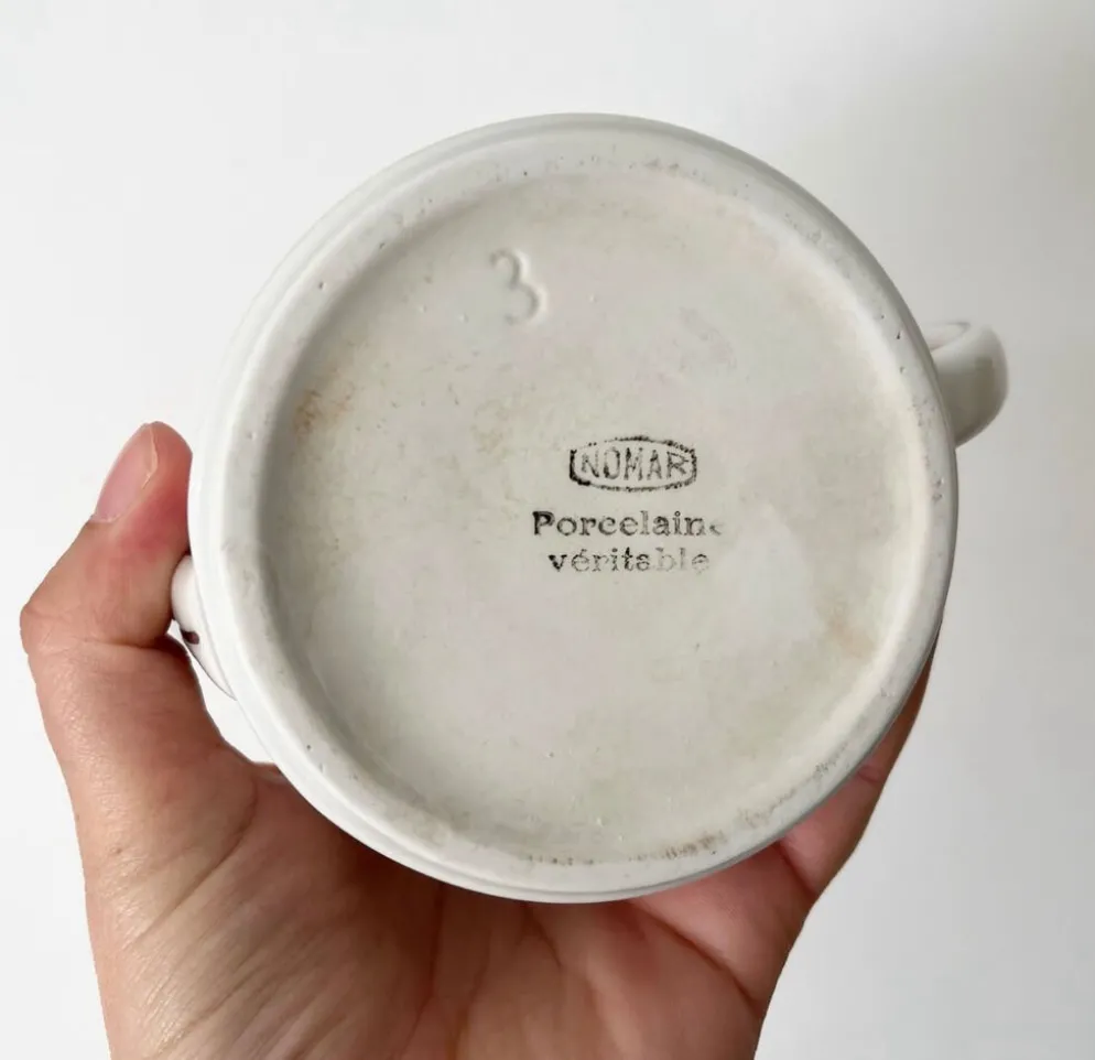 Théière vintage en porcelaine