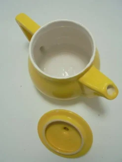 Théière vintage jaune