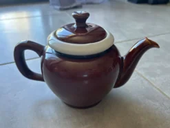 Théière vintage marron et crème