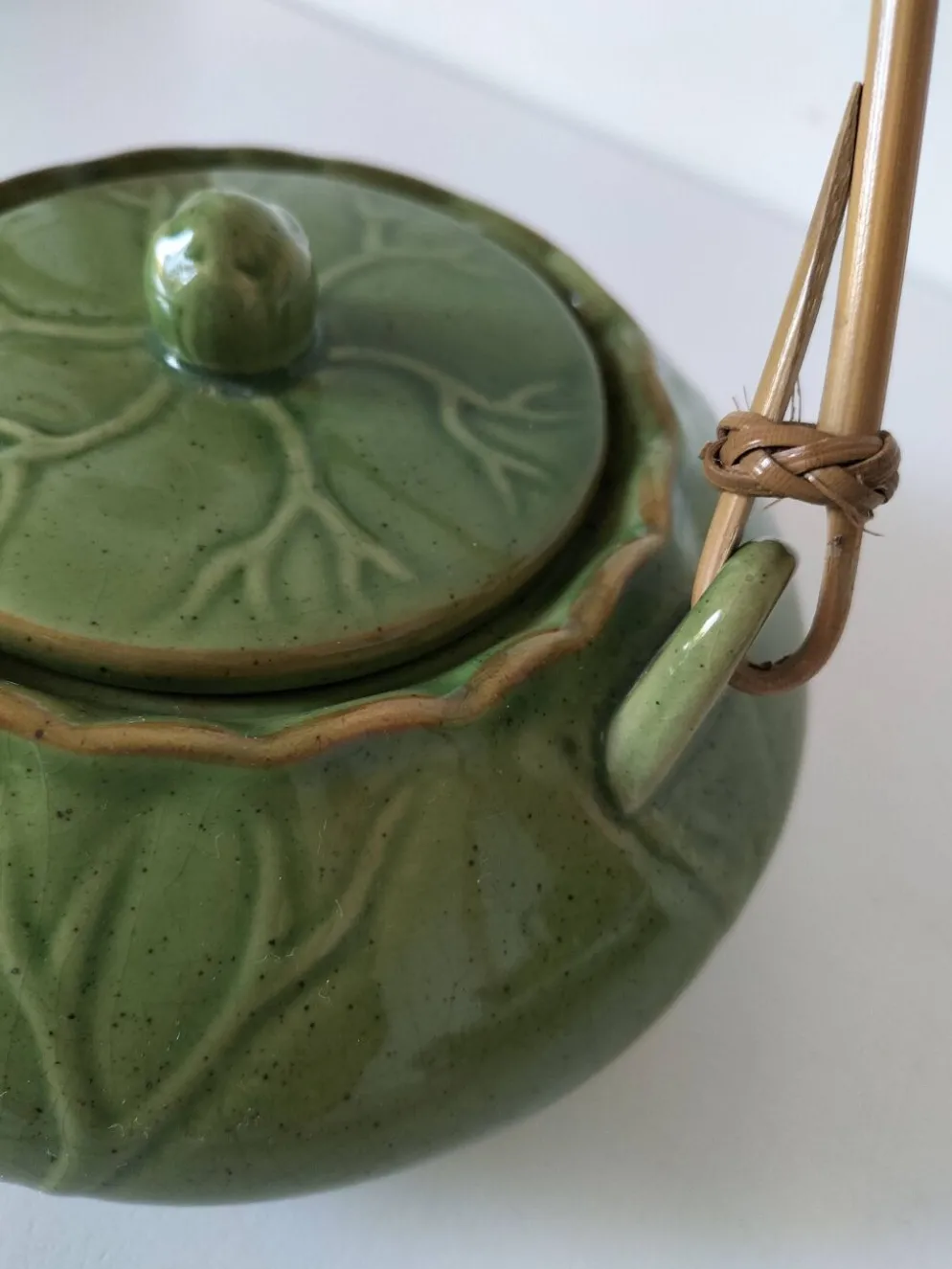 Théière vintage verte à décor de lotus et anse en bambou