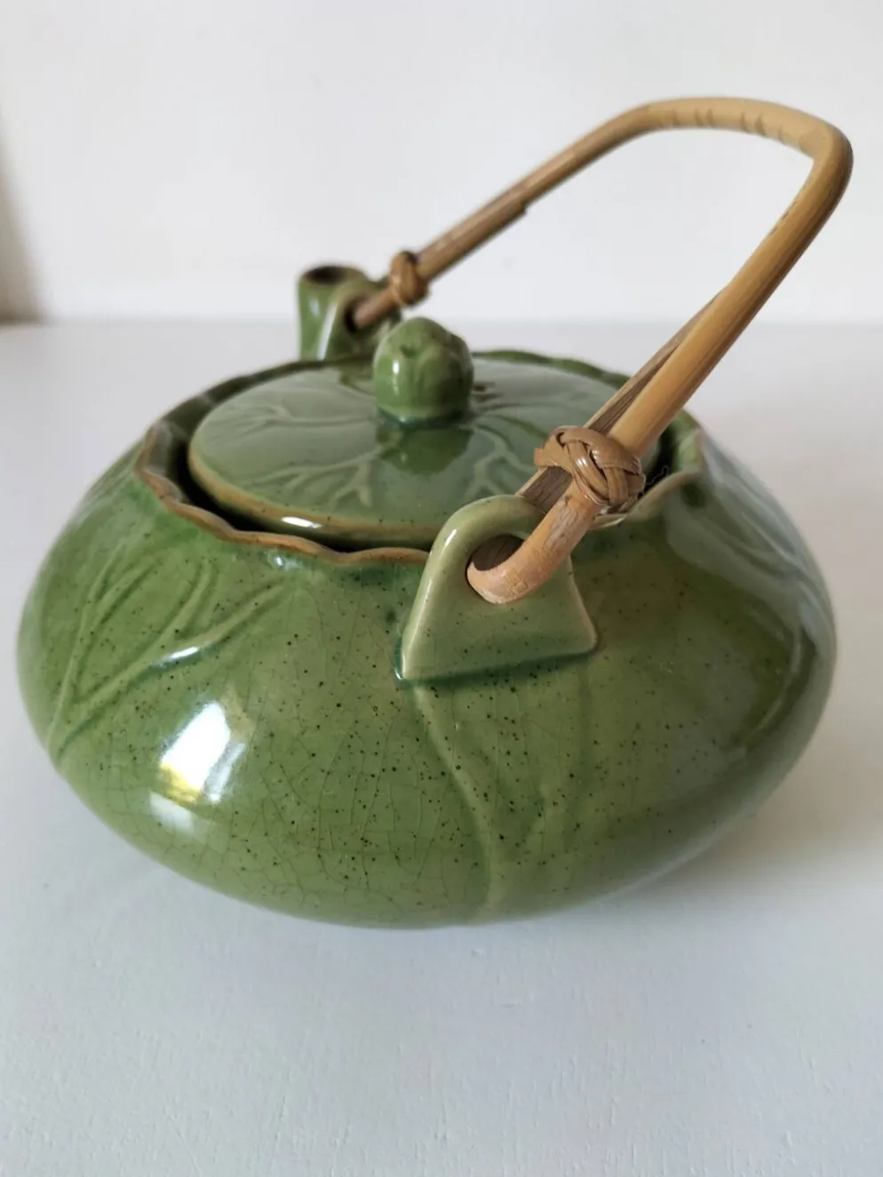 Théière vintage verte à décor de lotus et anse en bambou