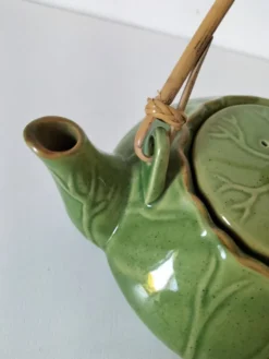 Théière vintage verte à décor de lotus et anse en bambou