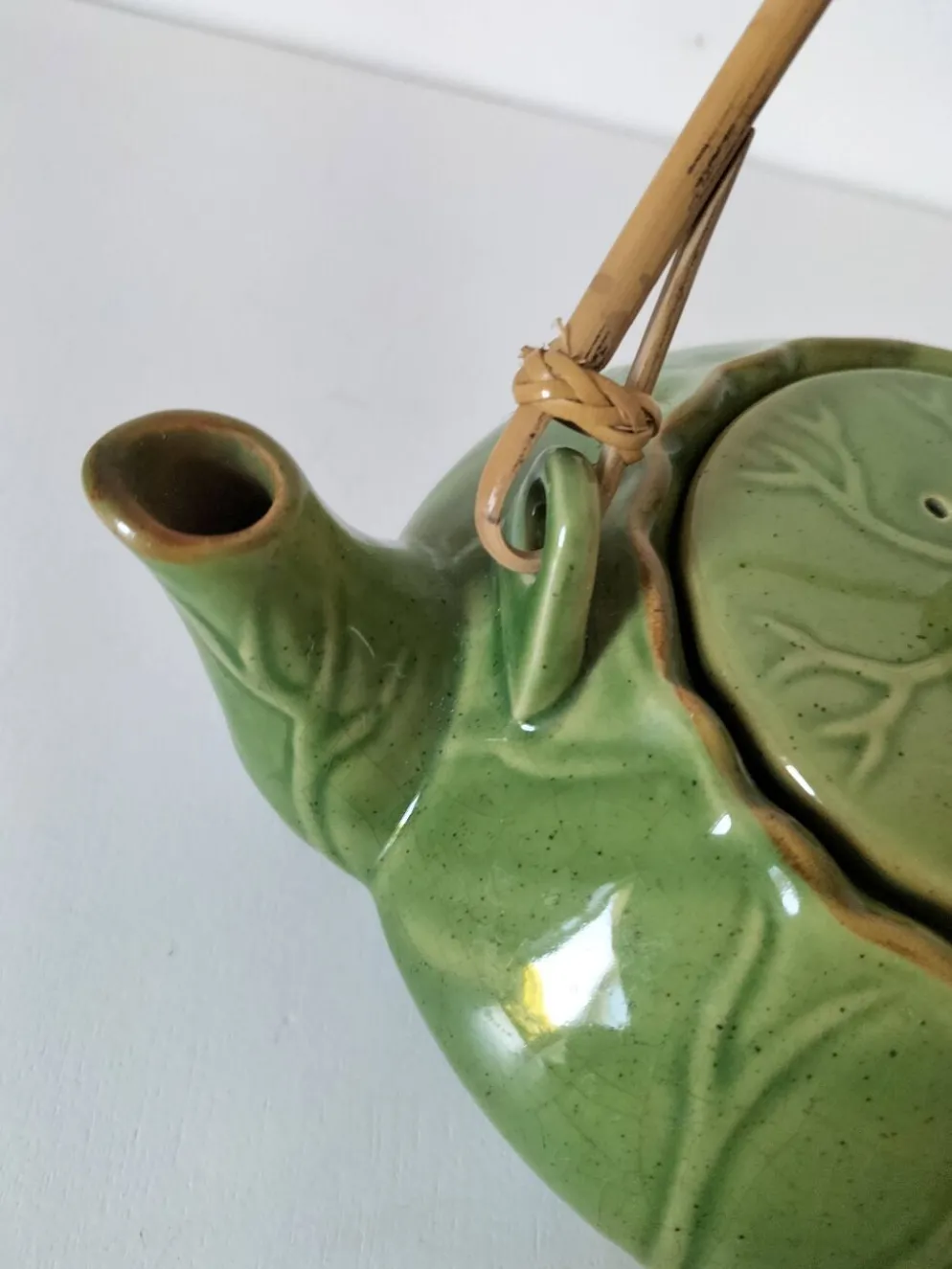 Théière vintage verte à décor de lotus et anse en bambou