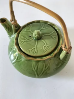 Théière vintage verte à décor de lotus et anse en bambou