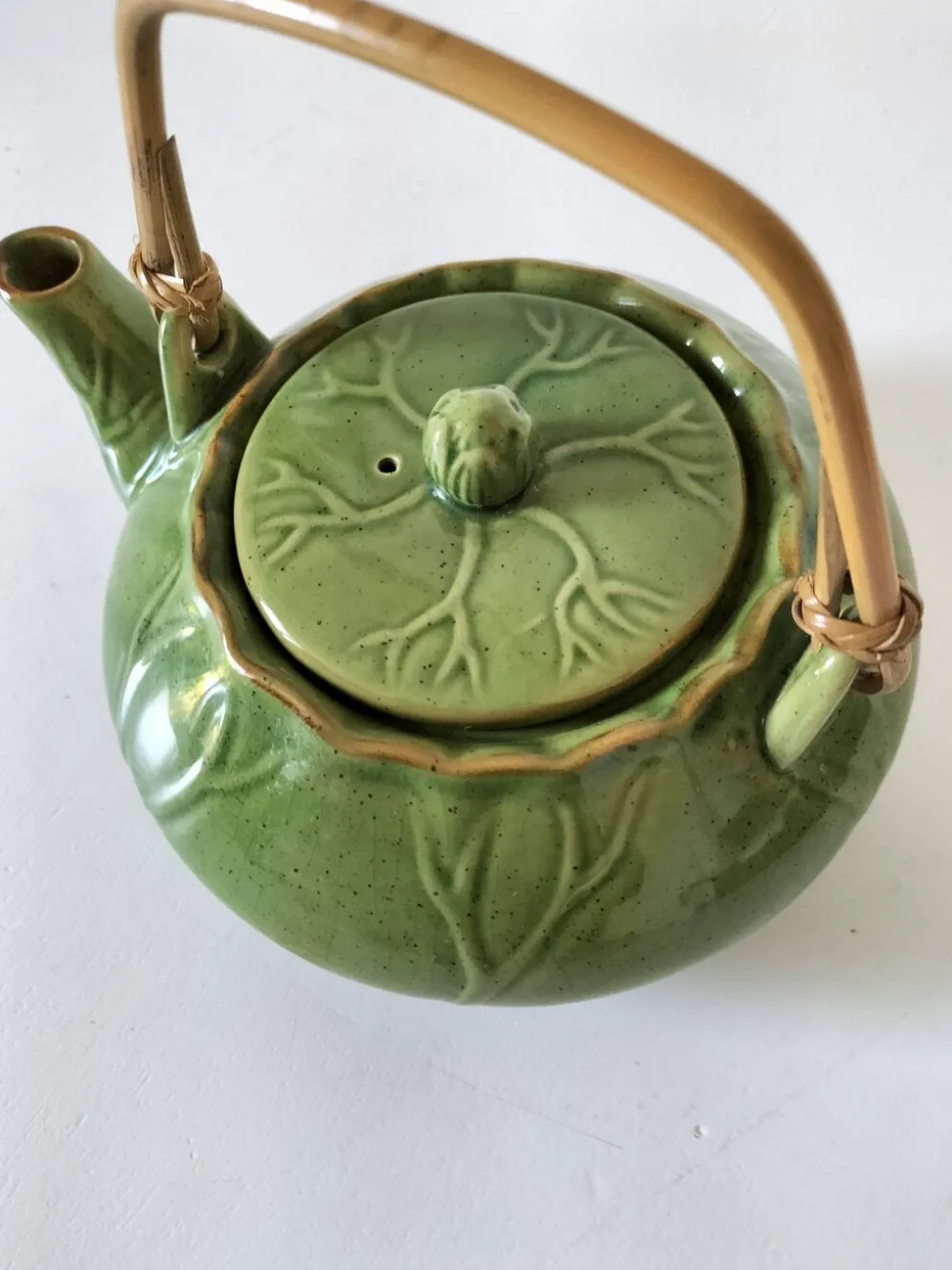 Théière vintage verte à décor de lotus et anse en bambou