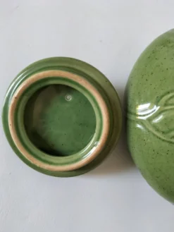 Théière vintage verte à décor de lotus et anse en bambou