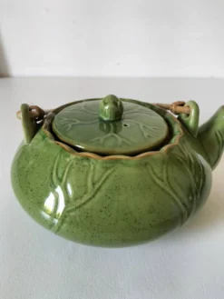 Théière vintage verte à décor de lotus et anse en bambou