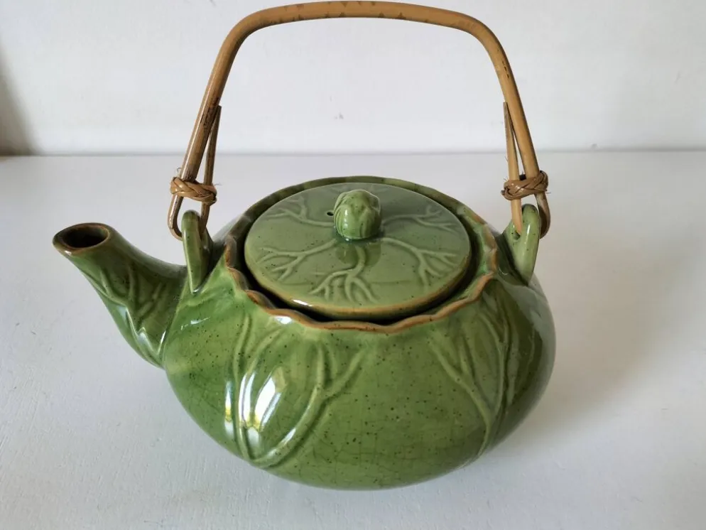 Théière vintage verte à décor de lotus et anse en bambou