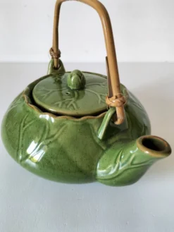 Théière vintage verte à décor de lotus et anse en bambou
