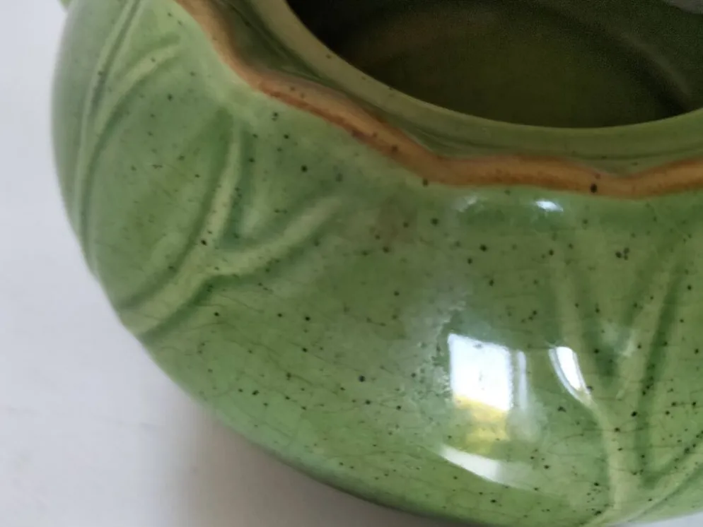 Théière vintage verte à décor de lotus et anse en bambou