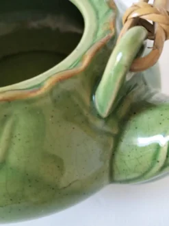 Théière vintage verte à décor de lotus et anse en bambou