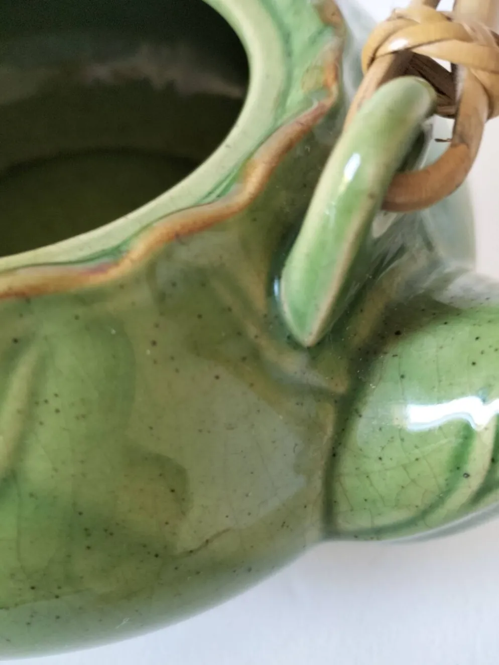 Théière vintage verte à décor de lotus et anse en bambou