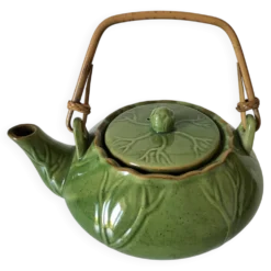 Théière vintage verte à décor de lotus et anse en bambou