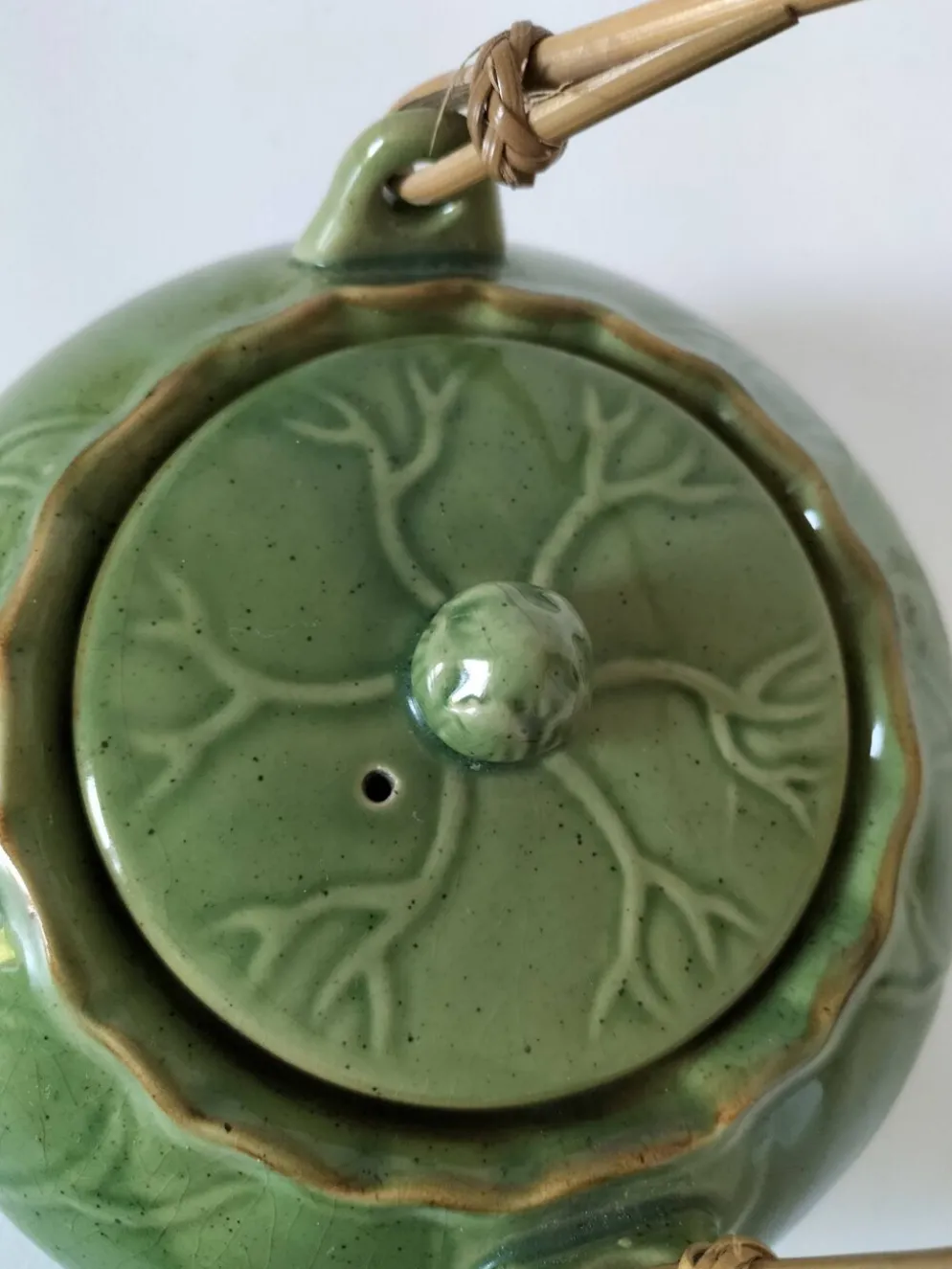 Théière vintage verte à décor de lotus et anse en bambou