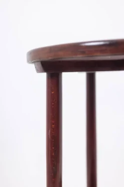 Thonet. Paire de guéridons à 2 plateaux en hêtre teinté. Années 1900.