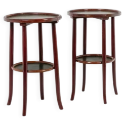 Thonet. Paire de guéridons à 2 plateaux en hêtre teinté. Années 1900.