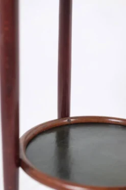 Thonet. Paire de guéridons à 2 plateaux en hêtre teinté. Années 1900.