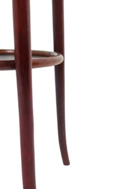 Thonet. Paire de guéridons à 2 plateaux en hêtre teinté. Années 1900.