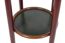 Thonet. Paire de guéridons à 2 plateaux en hêtre teinté. Années 1900.