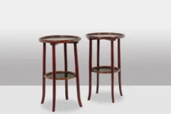 Thonet. Paire de guéridons à 2 plateaux en hêtre teinté. Années 1900.