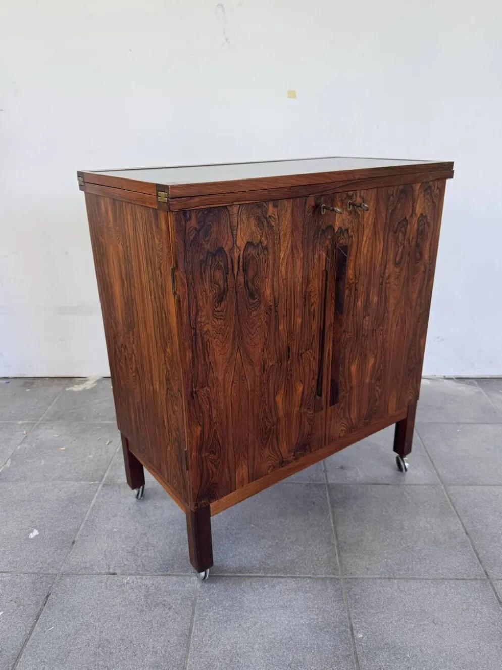 Torbjørn Afdal "Times" Bar Cabinet pour Bruksbo, Norvège, vers 1960.