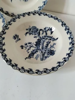 Trio d'assiettes creuses Gien – modèle Chardon bleu marine