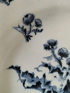 Trio d'assiettes creuses Gien – modèle Chardon bleu marine