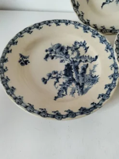 Trio d'assiettes creuses Gien – modèle Chardon bleu marine